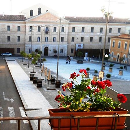B&B Le Finestre Su Via Cavour 사사리 외부 사진