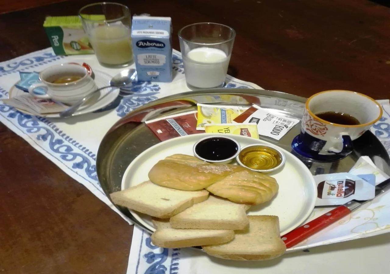B&B Le Finestre Su Via Cavour 사사리 외부 사진