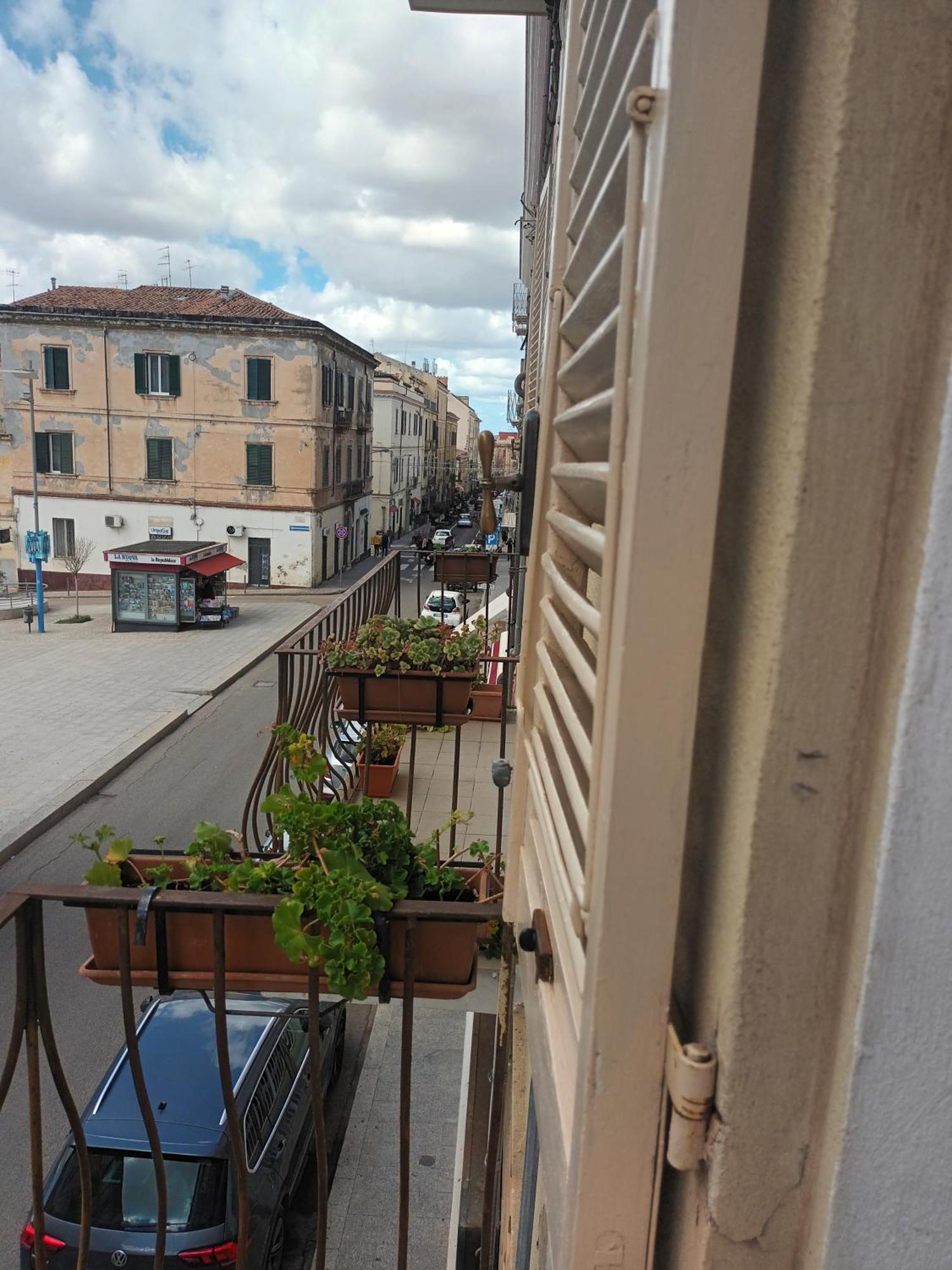 B&B Le Finestre Su Via Cavour 사사리 외부 사진