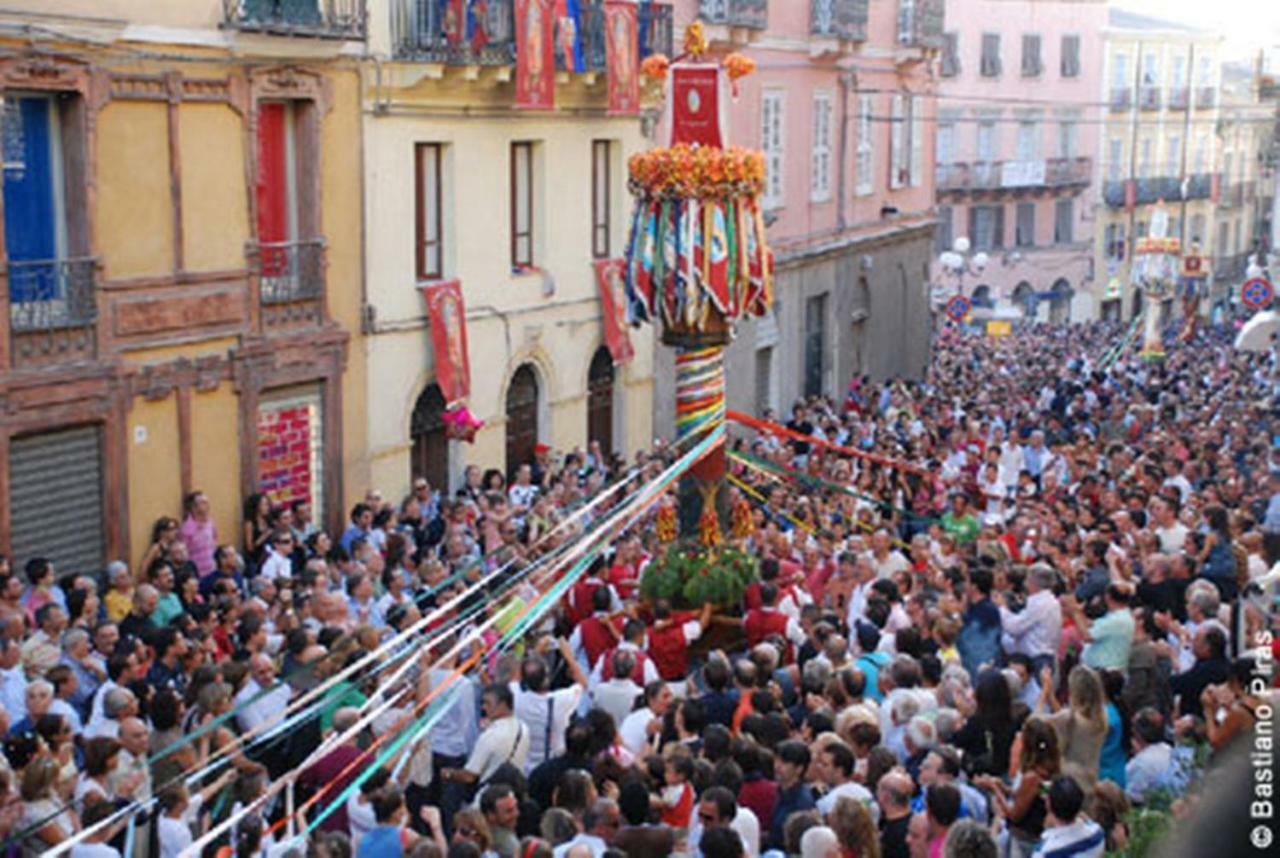 B&B Le Finestre Su Via Cavour 사사리 외부 사진